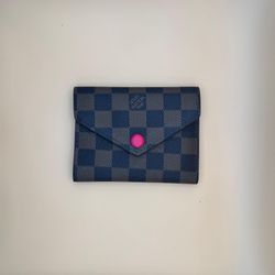 Compact Luxury Checkered Wallet with Vibrant Pink Interior