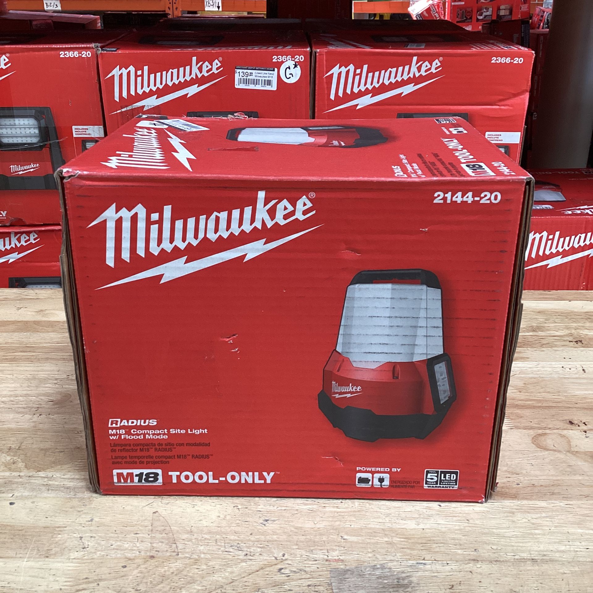 (NEW) Milwaukee M18 18-Volt 2200 Lumens Cordless Radius LED Compact Site Light with Flood Mode (Tool-Only)