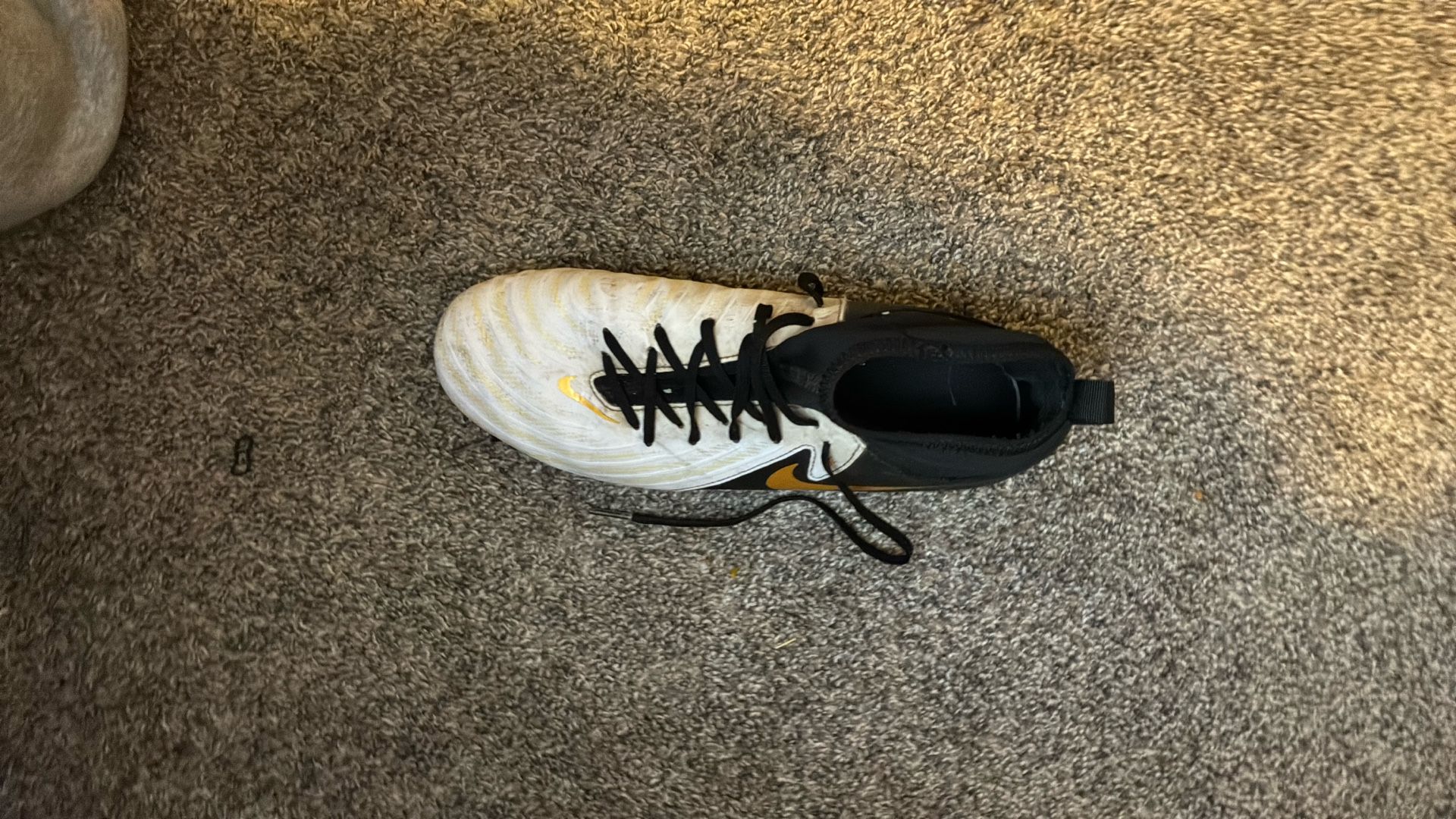 SOCCER CLEATS (Nike Phantom Luna 2 Club Fg )