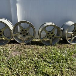 Original Corvette Rims C5 18S In The Back And 17 In The Front
