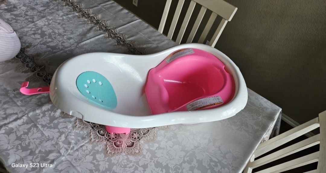 Baby Bathtub .. Like New .. Pink