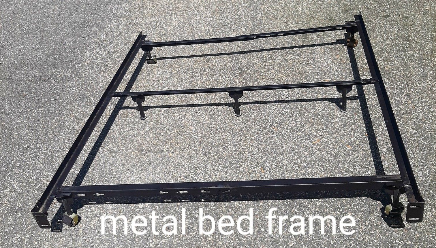 Adjustable Full Twin And Queen Metal Bed Frame On Casters / Adjustable Metal Bed Frame