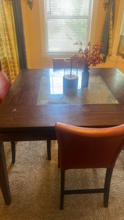 Dining Table With 4 Chairs.