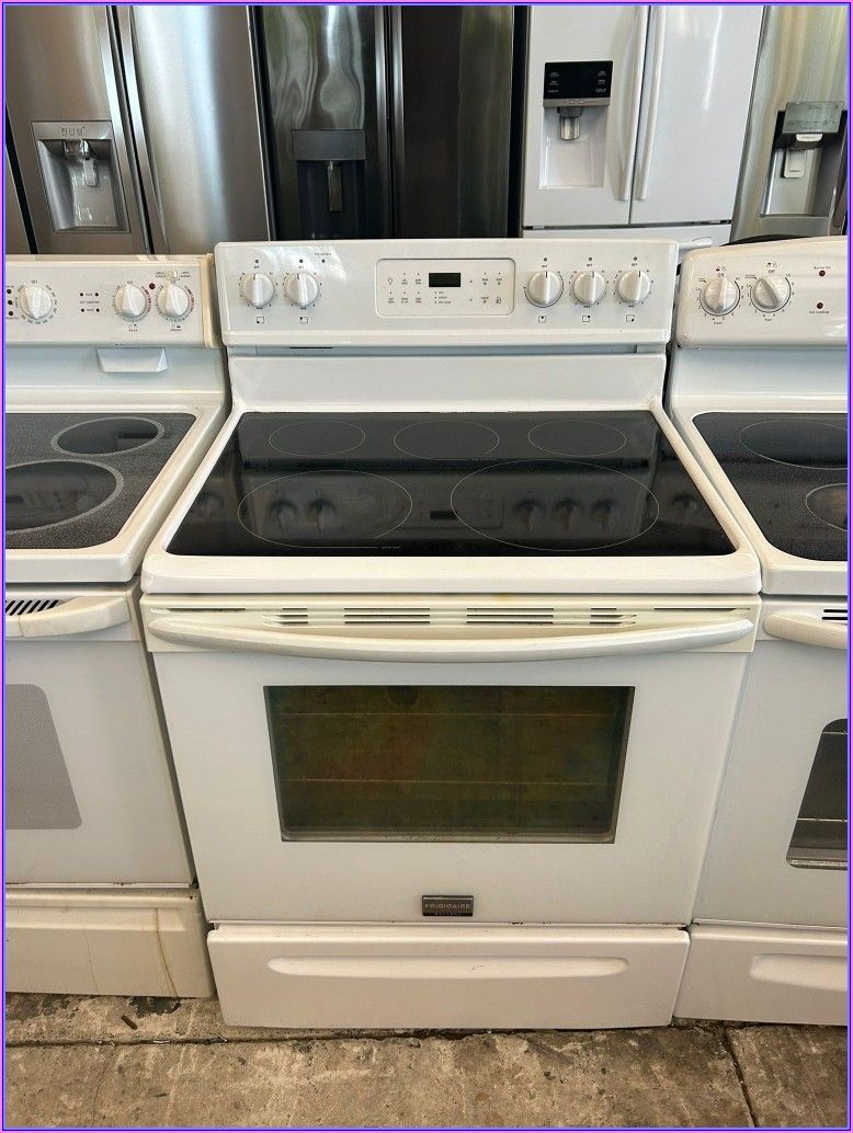 Frigidaire Glass Top Stove White for Sale in Lake Hamilton, FL - OfferUp