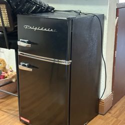 Frigidaire Retro Mini Fridge with Freezer