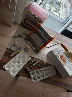 PASTA MACHINE WITH ACCESORIES