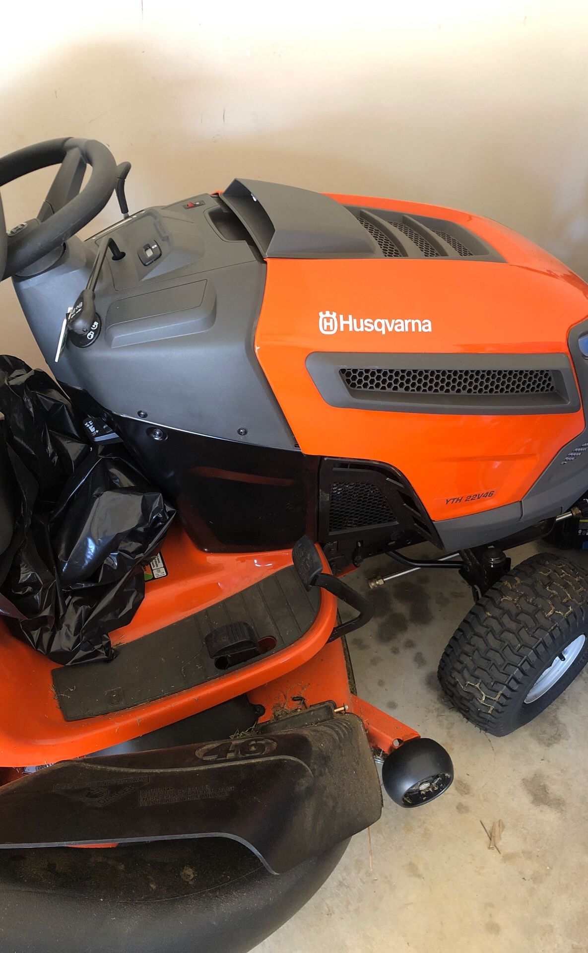 Husqvarna riding mower YTH22V46 with grass catcher bags