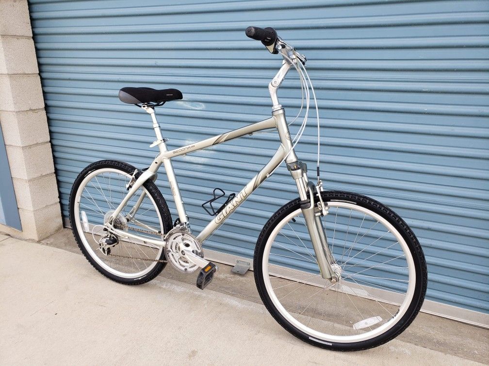 GIANT HYBRID BIKE LIKE NEW 21 SPEEDS TIRE 26 SIZE L