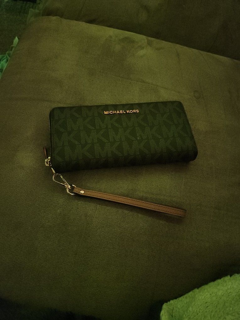 Michael Kors Jet Set Continental Wristlet