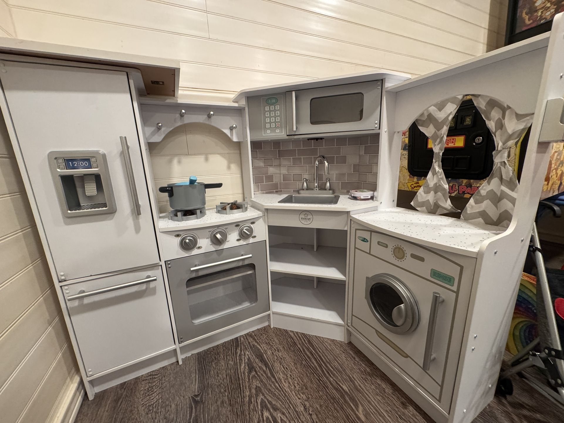 Kids Play Kitchen~Like New 