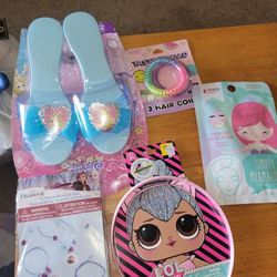 NEW 5 PIECES DRESS UP SET.  DRESS UP SHOES. HAIR COILS,  FACE MASK,  HAIR BAND,  AND FROZEN 4 CHARM BRACELET KIT