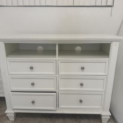 Dresser & 2 Night Stands 