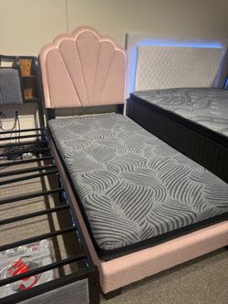 Cama Moderna de Bouclé con LED – $163