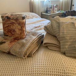 Queen Duvet And Sheets  Towels And Tissue Box 