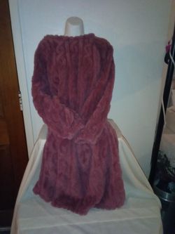 Pull over robe colored burgundy size 2XL so comfy