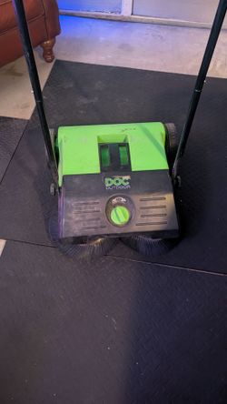 Driveway debris sweeper