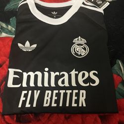 Adidas Real Madrid 25/26 third goalkeeper jersey in black. Size M in men 
