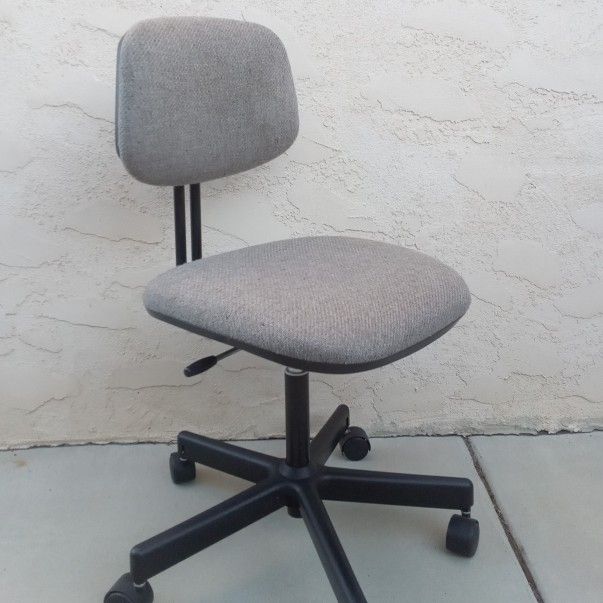 Small Gray Rolling Swivel (360°) Office Computer Desk Task Chair - Comfortable Fabric Seat & Backrest - Adjustable Seat Height & Adjustable Backrest
