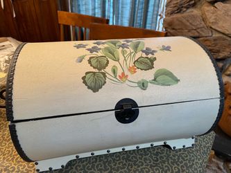 Charming Hand painted hinged box