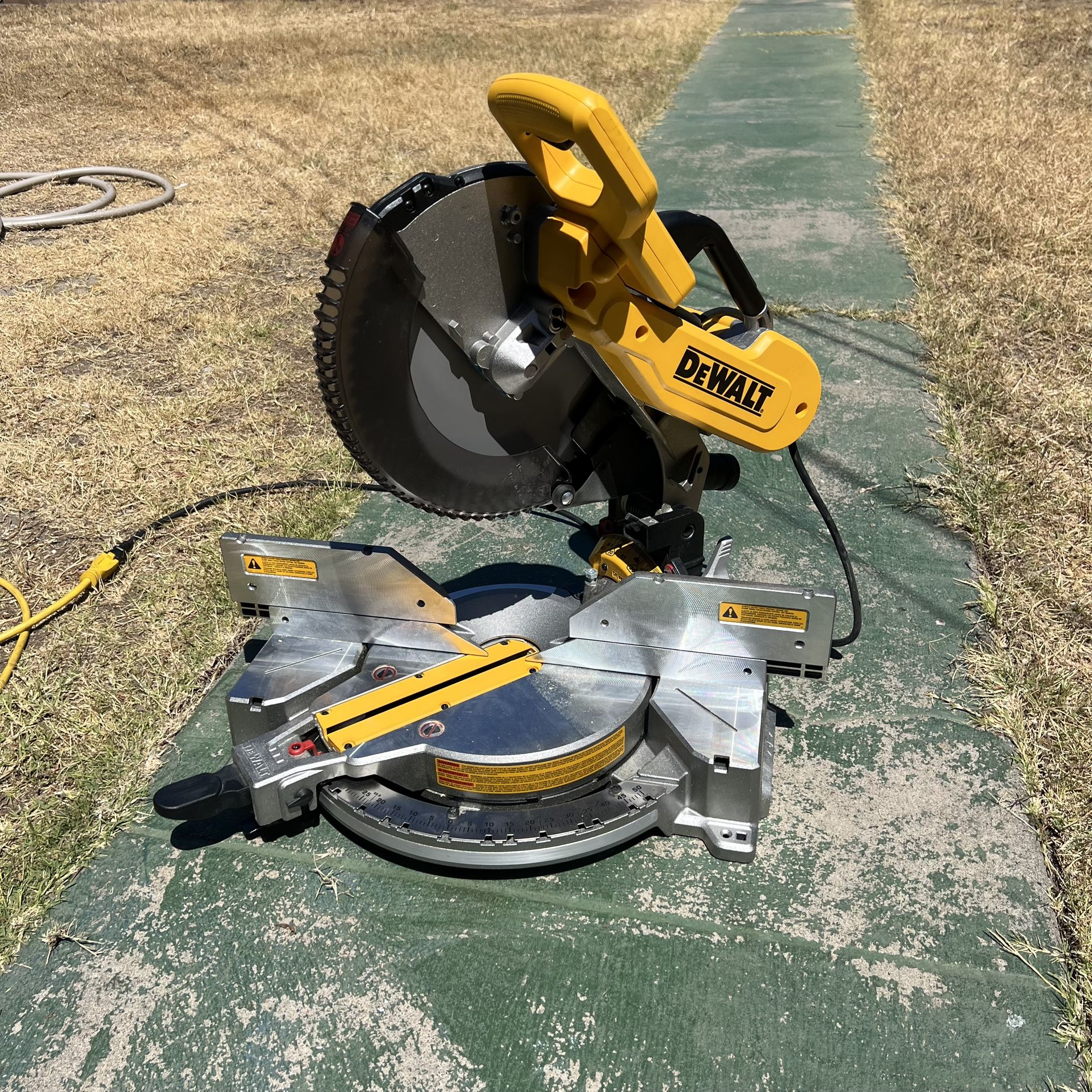 DEWALT 15 Amp Corded 12 in. Compound Double Bevel Miter Saw