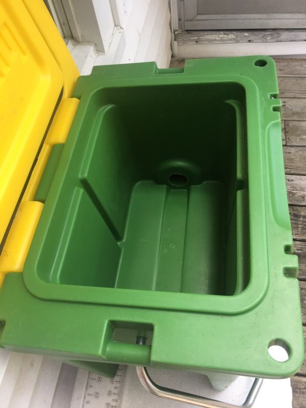 John Deere 20 Qt Grizzly Cooler BEAR PROOF!!! for Sale in Salem, OR -  OfferUp