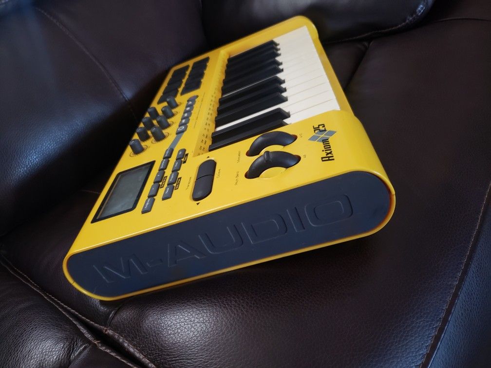 M-audio Axiom 25