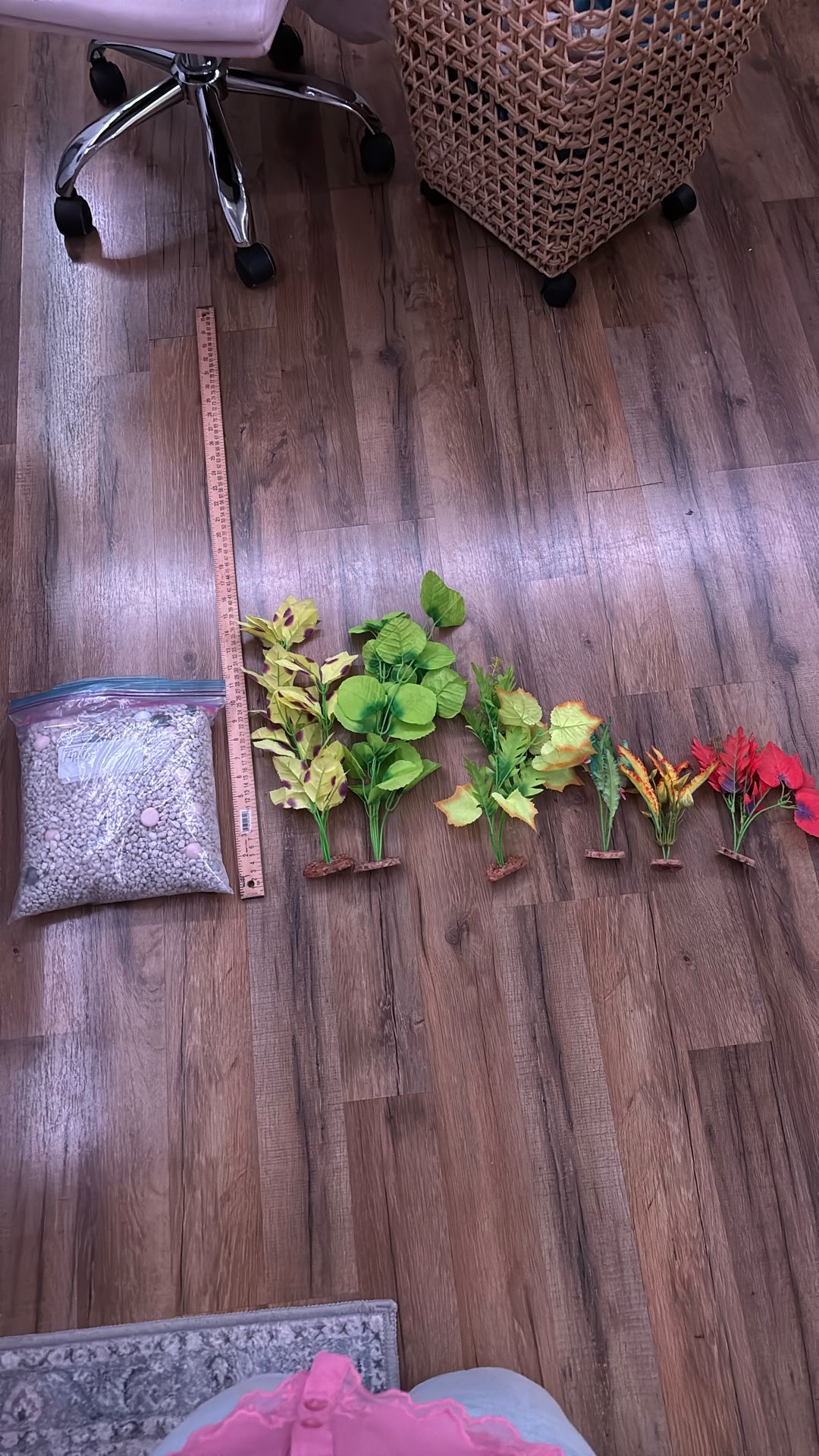 aquarium gravel substrate and silk plants