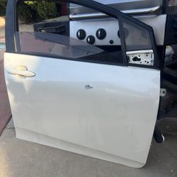 PASSENGER FRONT DOOR 2016-2022 TOYOTA PRIUS  (WHITE COLOR)