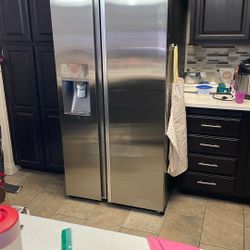 29 cubic foot Samsung refrigerator, side by side, with food showcase door