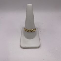 14kt Gold Engagement Style Ring w/ Twist Design