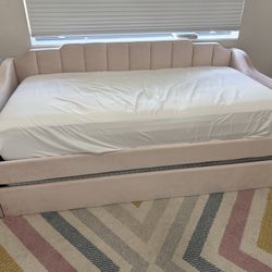 PINK VELVET DAYBED 