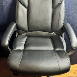 Black desk chair
