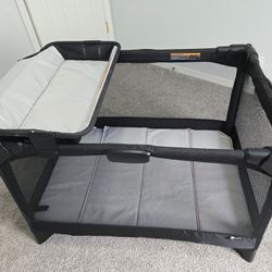 4moms Breeze Plus Playard w/ new sheets