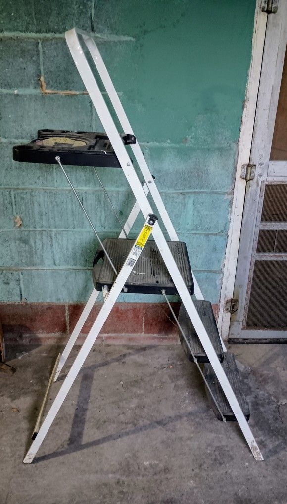 Commercial Painter's Step Ladder, - 5.5 ft