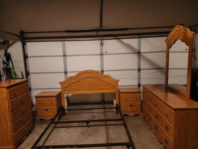 Bedroom Furniture Set 