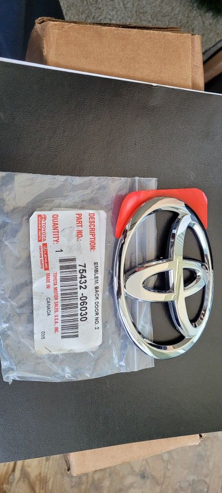 Genuine OEM Toyota 75(contact info removed)0 Emblem