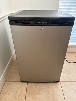 Frigidaire Mini Fridge with Freezer – Works Great
