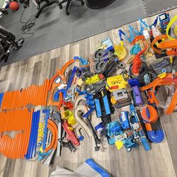 Multiple Hot Wheels & Matchbox Set, Including Ultimate Garage - More Than 25
