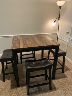 Table / chairs