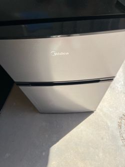 Midea 3.1 cubic ft. Mini-Fridge with freezer
