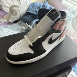 Air Jordans 1 Mid Size 9.5