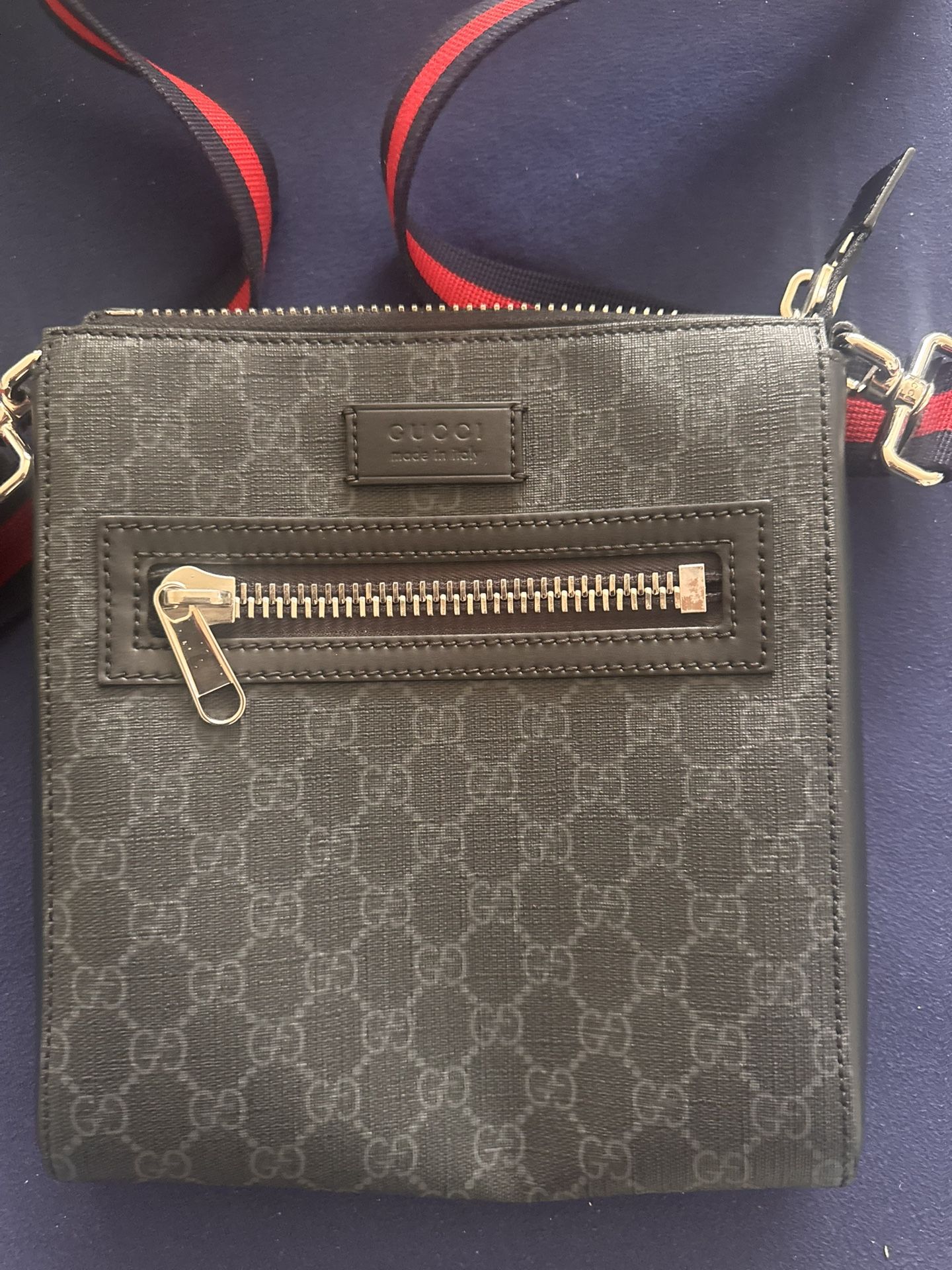 ( GUCCi) $625 OBO-GG BLACK SMALL MESSENGER BAG