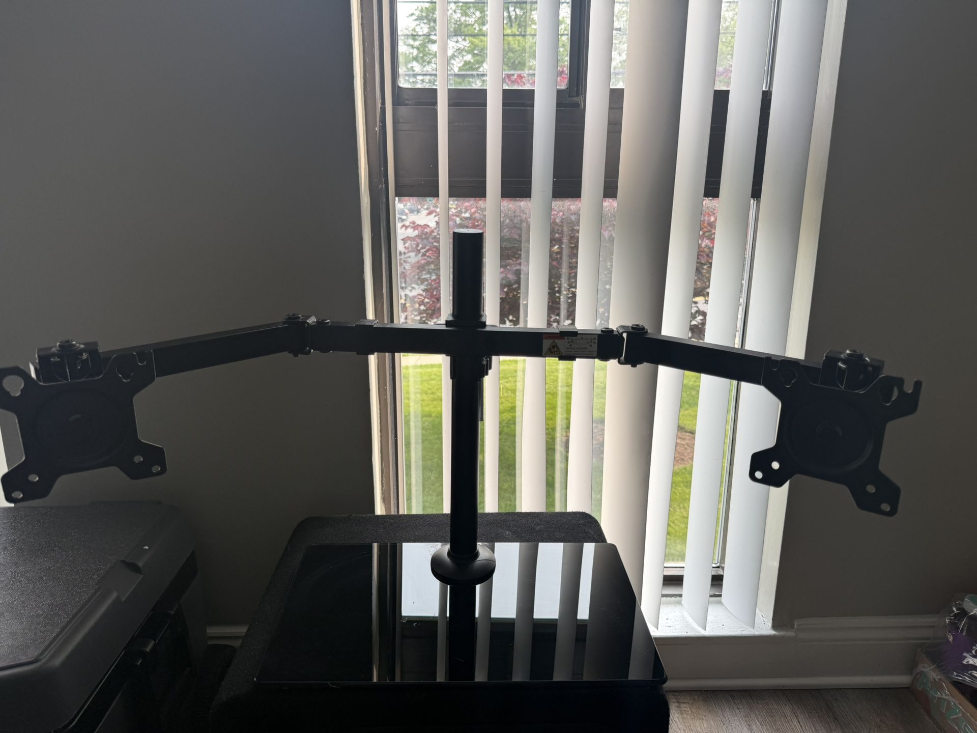 2 Monitors With Dual Mount