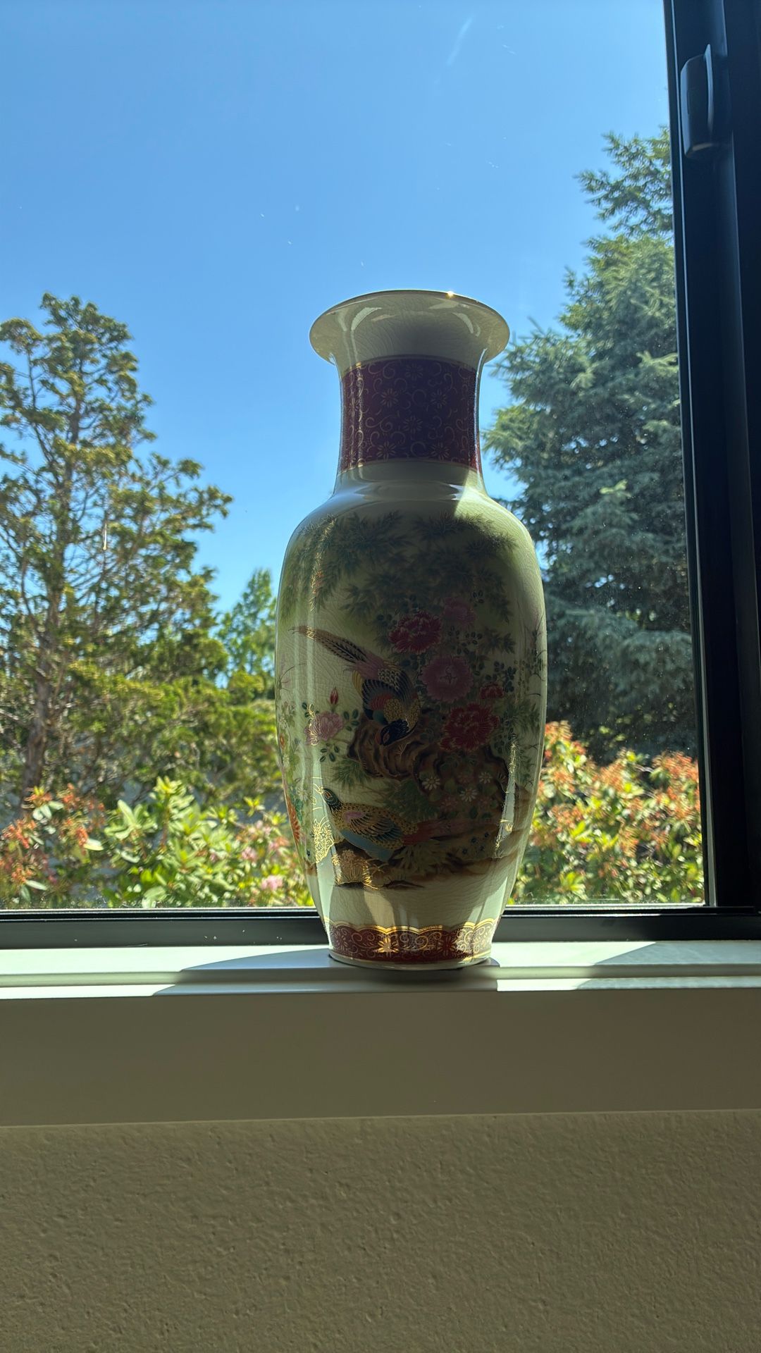 cute vintige vase with a flower pattern that I bought for 130$