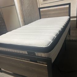 CAMA TWIN SZ DE MADERA Y METAL CON LUZ LED EN CABECERA CON COLCHÓN GRUESO LIMPIO USADA BUENA CONDICIÓN 