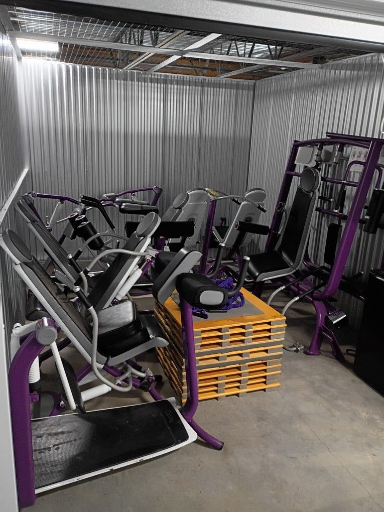 A storage unit full of gym equipment send offers!!