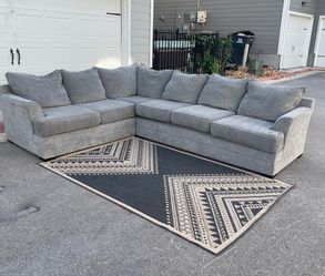 Free Delivery - Sectional Couch Large Gray Broyhill