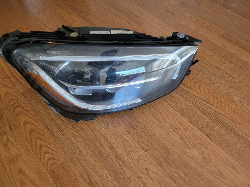 Mercedes Passenger Headlight Free