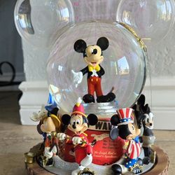 Disney Mickey Mouse 1(contact info removed) Musical Snow Globe