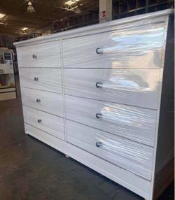 Eight drawers dresser